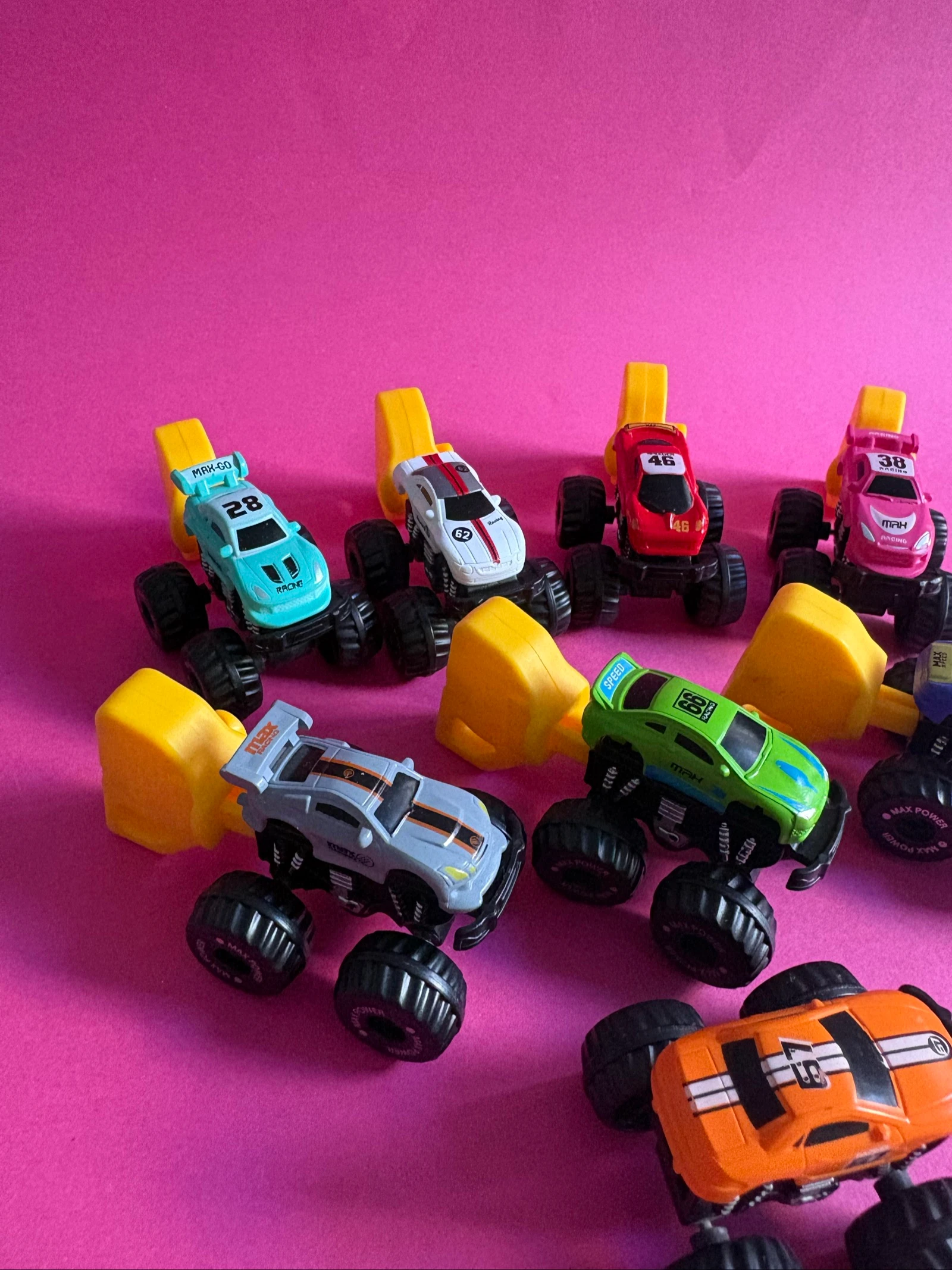 Lote de 8 mini monster trucks de fricção retró / lançadores - Brinquedos para crianças – photo 3
